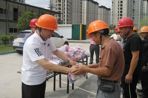 市建設(shè)局、市建筑業(yè)協(xié)會(huì)領(lǐng)導(dǎo)親臨現(xiàn)場(chǎng)慰問(wèn)一線工人